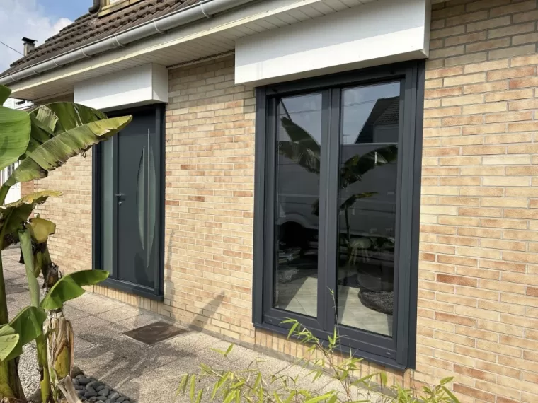Remplacement des menuiseries PVC et d'une porte d'entrée avec inserts inox à Vermelles, Arras, CHM Menuiserie