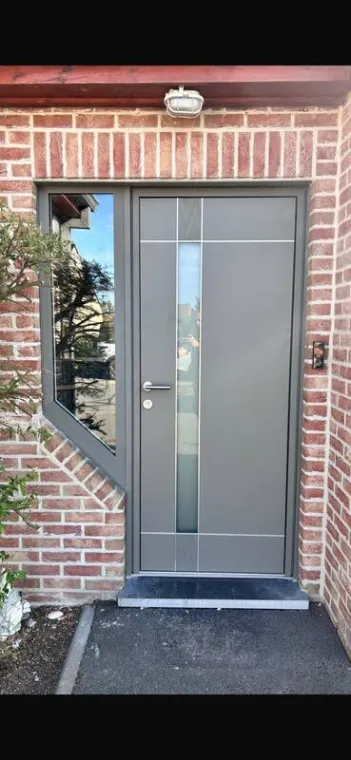 Pose d'une porte d'entrée en aluminium à Lens : performance, esthétisme et sécurité réunis, Arras, CHM Menuiserie