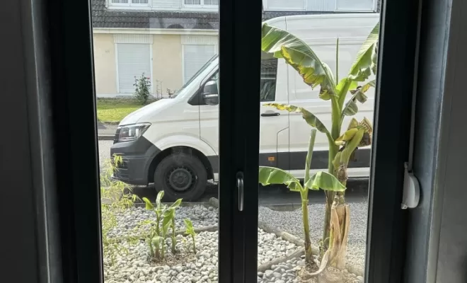 Remplacement des menuiseries PVC et d'une porte d'entrée avec inserts inox à Vermelles, Arras, CHM Menuiserie